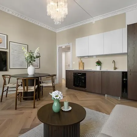 Stylish 2br Steps From Center *