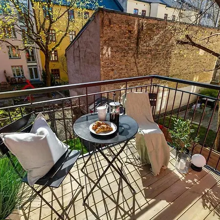 Stylish 2br Steps From Center *