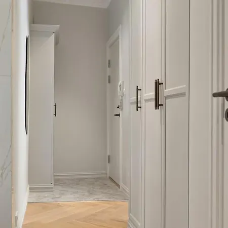 Stylish 2br Steps From Center Lägenhet