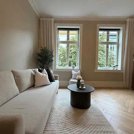 Stylish 2br Steps From Center Lägenhet